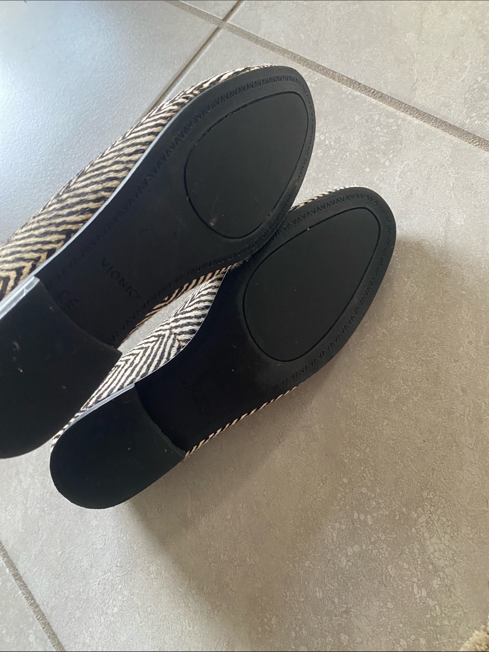 Vionic Black and Cream Herringbone Size 9 Slip-On Loafers - Picture 5 of 7